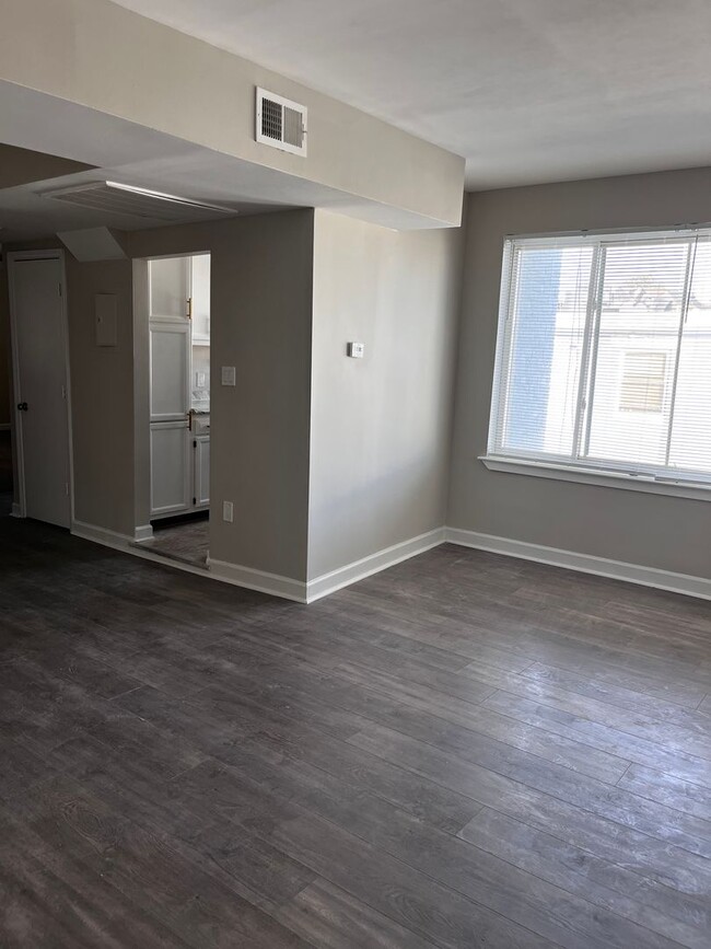 Building Photo - NEWLY AVAILABLE - RENOVATED 2 BR UNIT IN T...