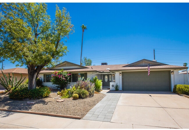 Building Photo - 2539 E Geneva Dr