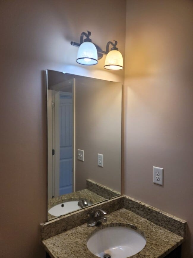 Building Photo - Breathtaking 4 Bedroom Home in Highgrove a...