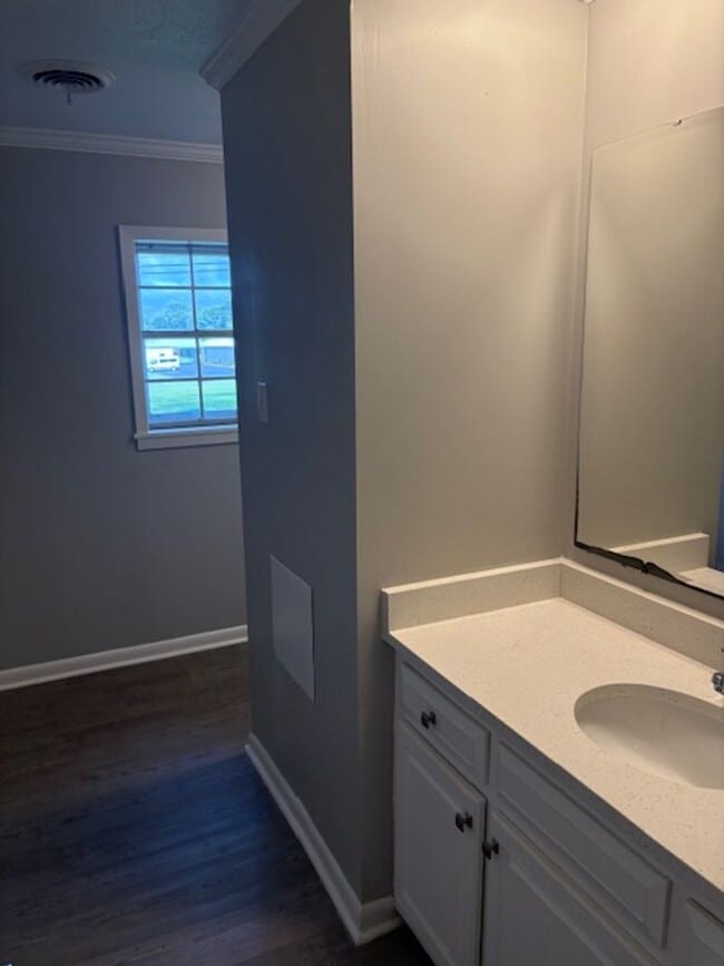 Building Photo - Renovated 4 Bedroom 2 Bath Home for Rent!