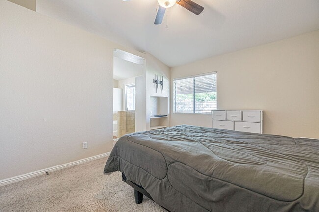 Building Photo - Beautiful 3-Bedroom Home in West Palmdale Community