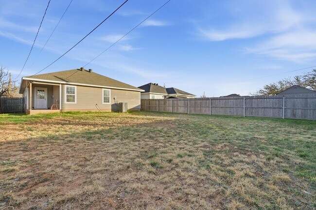 Building Photo - 2050 Lillius St