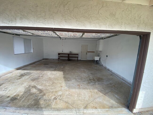 Building Photo - Recently Updated Corner Lot Home- Move in Today!