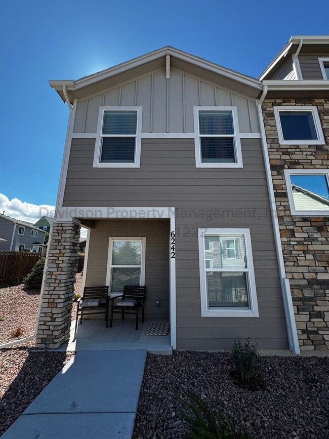 Building Photo - Stunning 3 Bedroom Townhouse Located in No...