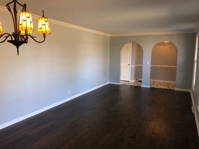 Building Photo - Charming single-level ranch home offers 4 bedrooms and 2 bathrooms in Brentwood