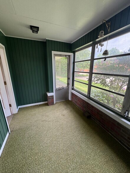 Screened in Back Porch - 270 Kenridge Rd