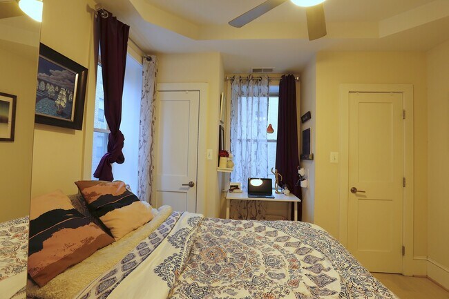 Building Photo - Parking Included! 1 Bedroom 1 Bathroom Cor...