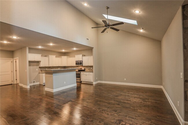 Building Photo - 2007 S Dixieland Rd