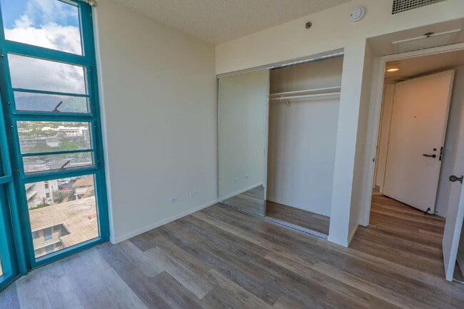 Building Photo - 745 Isenberg St