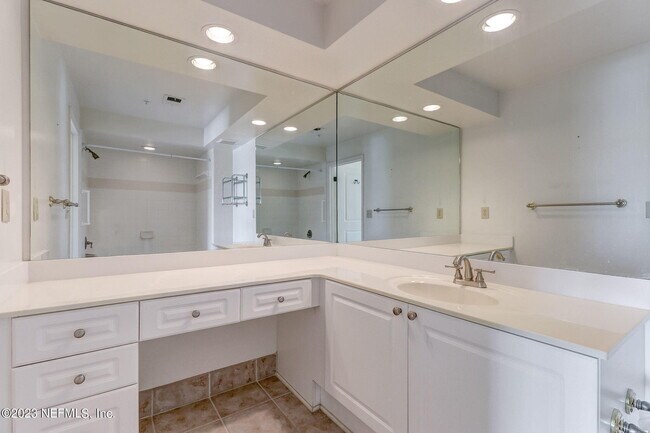 Building Photo - 400 E Bay St