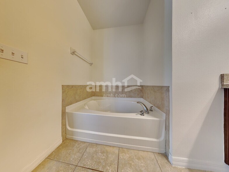 Building Photo - 5010 Windbourne Way