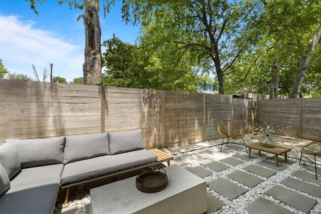 Building Photo - 408 W Odell St