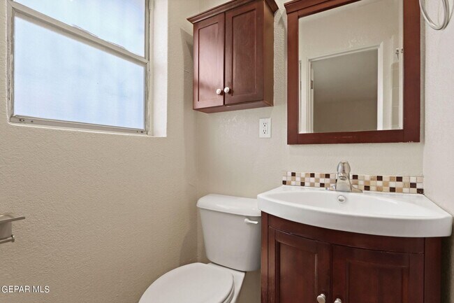 Building Photo - 921 Ash Ln