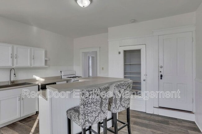 Building Photo - 134 W Walnut St