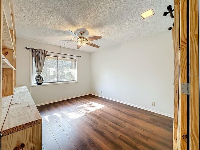 Building Photo - 233 Crown Oaks Way