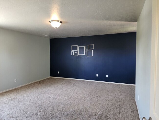 Building Photo - Beautiful 3 bedroom, 2.5 bathroom home with loft  in West Boise. Great floor plan that has everyt...