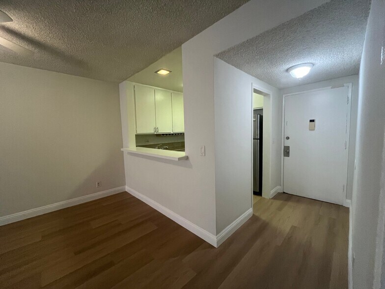 Building Photo - 300 S Gramercy Pl