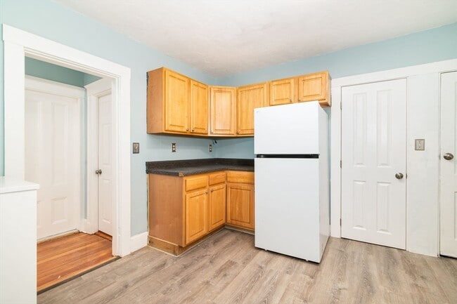 Building Photo - 152 Willow St