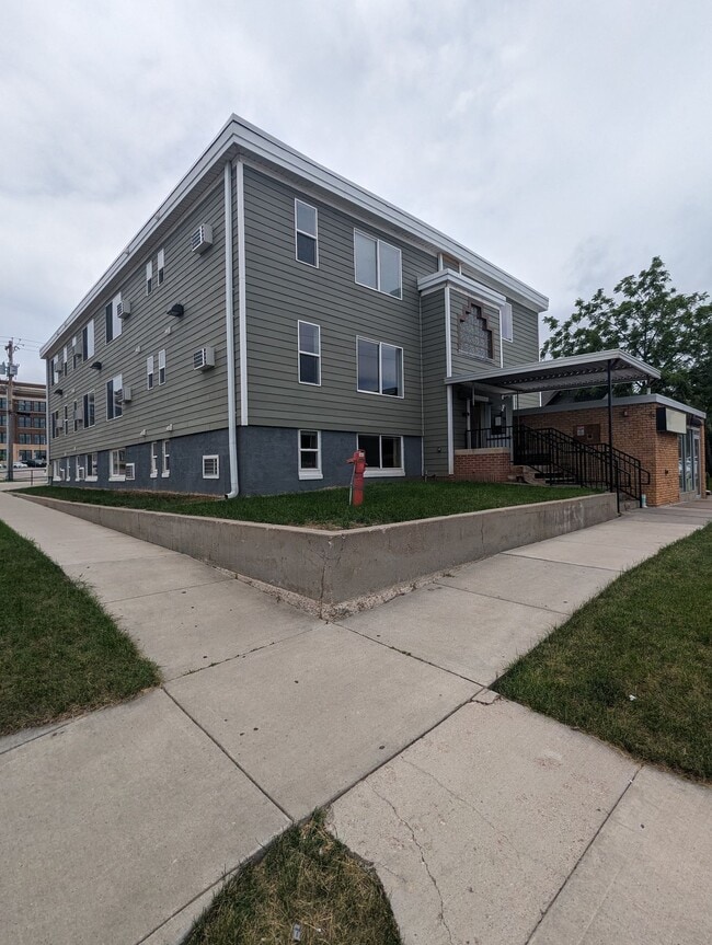 Building Photo - Modern Studio in Heart of Downtown - All Utilities and Internet Included!