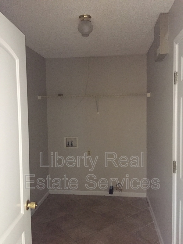 Building Photo - 936 Poppleton Dr