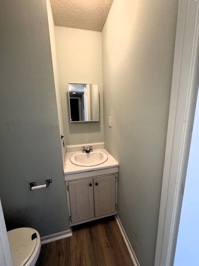 Building Photo - Move-In Special!!!
