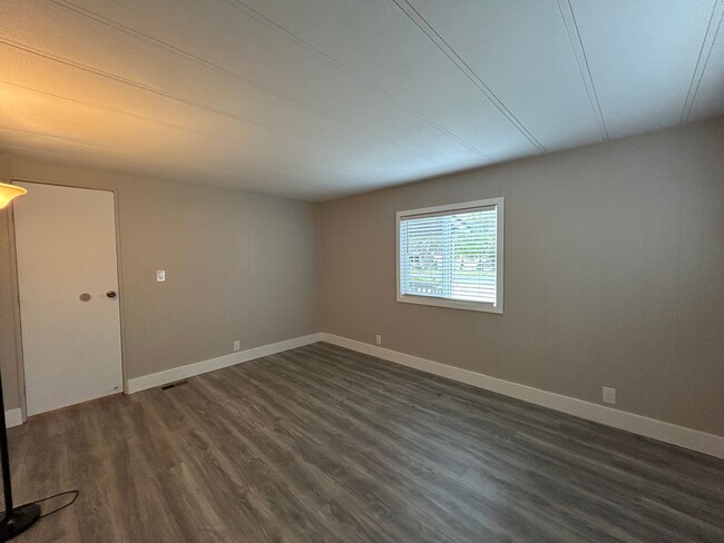 Building Photo - Newly Remodeled 2 Bedroom / 1 Bathroom Man...