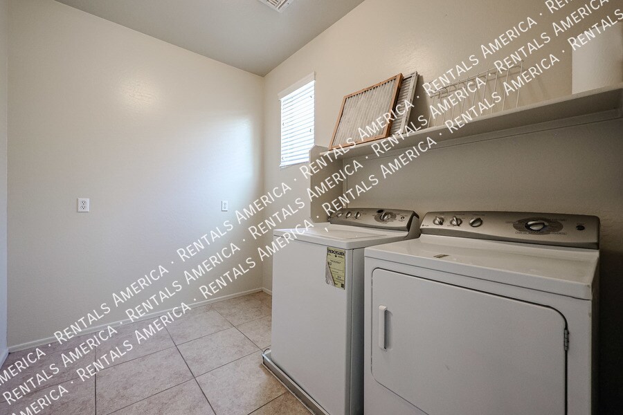 Building Photo - 3410 S Sunland Dr