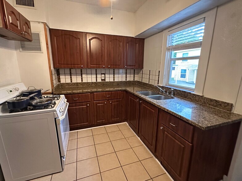 Building Photo - 994 Druid Rd E