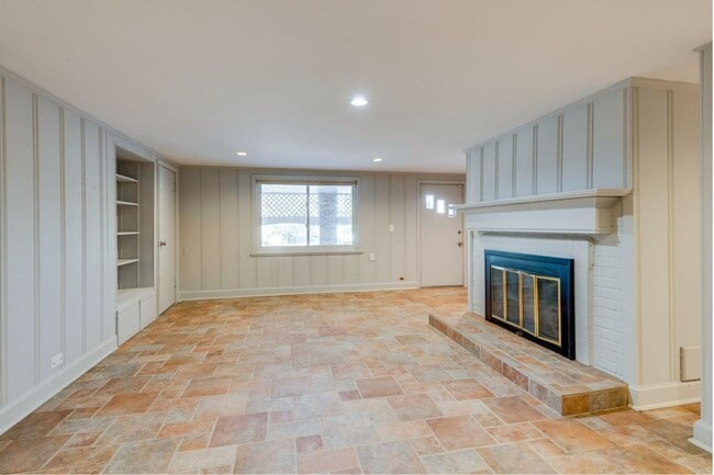 Building Photo - Spacious Green Hills Retreat | 3–4BR, 3BA | Deck, Hot Tub, & Prime Location