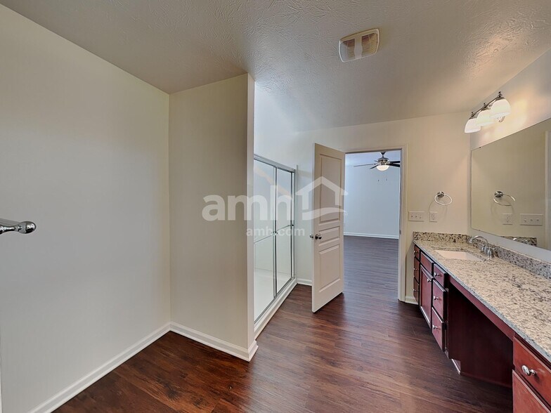 Building Photo - 6605 Shooting Star Dr