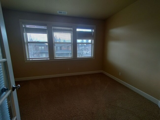 Building Photo - Stunning Renaissance Home, 5 bedroom 3 ful...