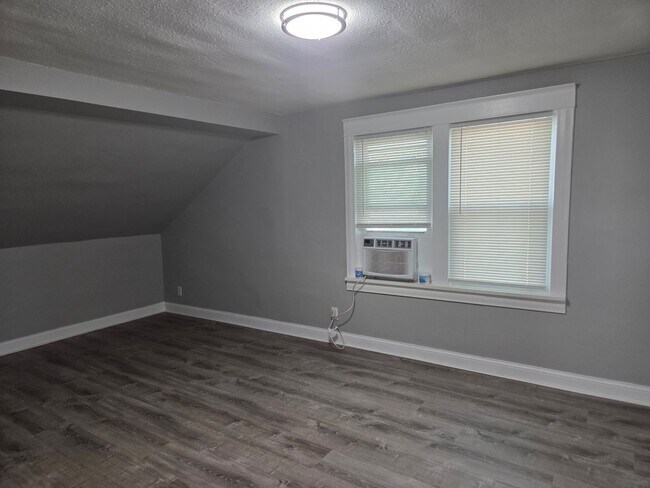 Building Photo - Fully Remodeled for Immediate Move-In
