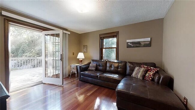 Building Photo - 119 Briarwood Dr