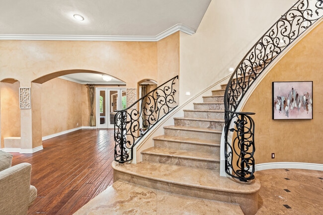 Building Photo - Elegant 5BR Furnished Estate with Pool & G...
