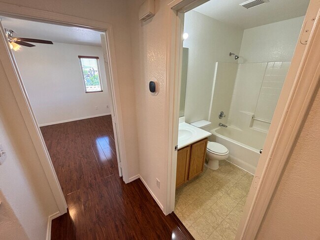 Building Photo - Beautiful 5Bed/2.5Bath/2Car home located near Seven Hills