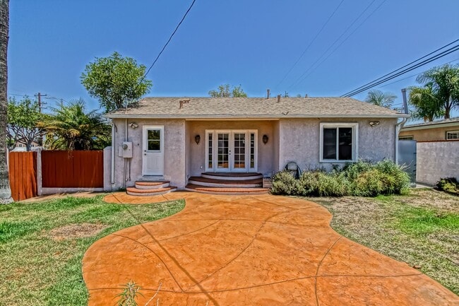 Building Photo - CHARMING, BRIGHT & AIRY HOME ON LARGE CORN...