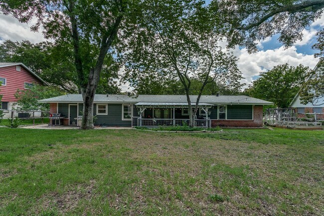 Building Photo - RENOVATED 3-BEDROOM IN NORTHWOOD