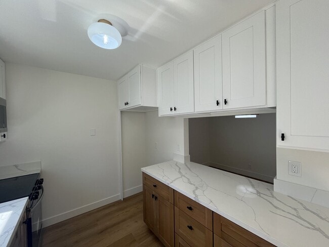 Building Photo - Newly renovated Townhome Grove Heights 1.5...