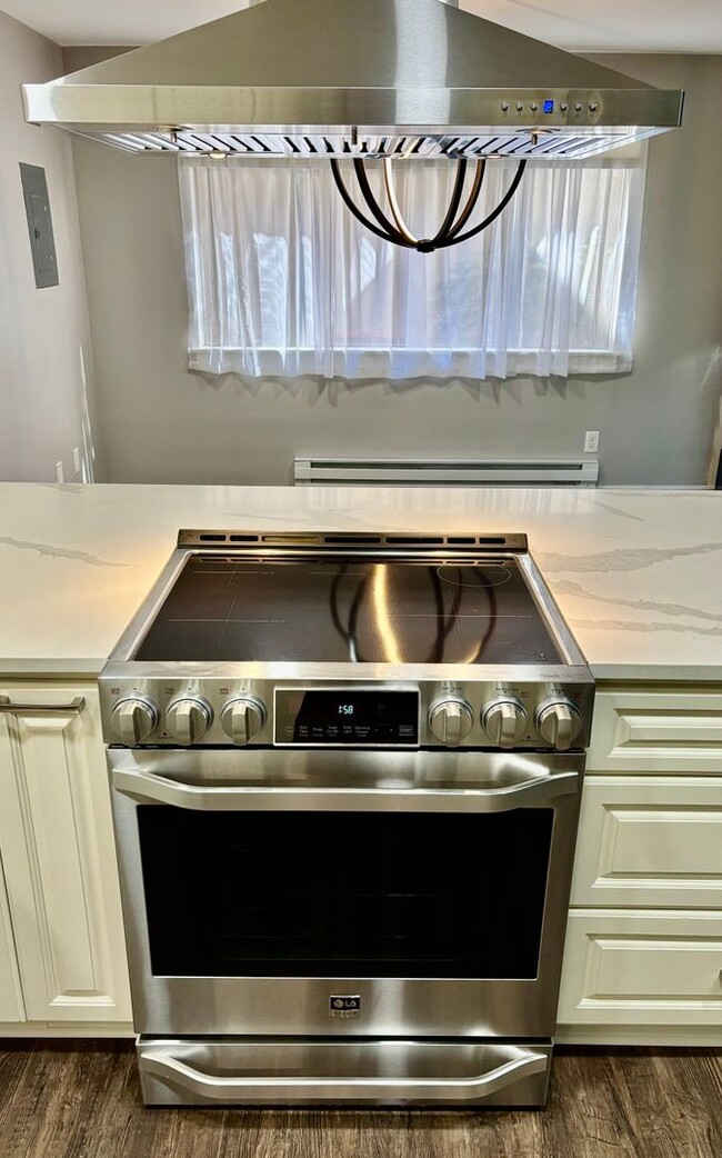 Building Photo - 2 Bed / 2 Bath updated Mercer Island condo...