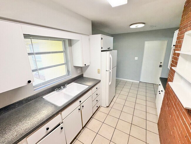 Building Photo - Charming 2 Bedroom Home with Fenced Yard & Screened Patio – Prime Location!