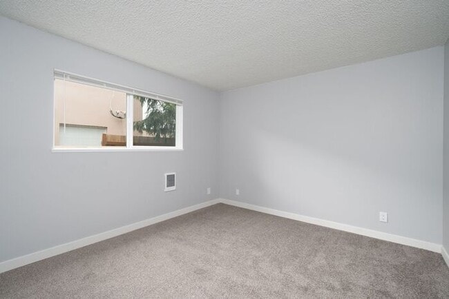 Building Photo - Completely Remodeled | Lower 2-bedroom 1 B...