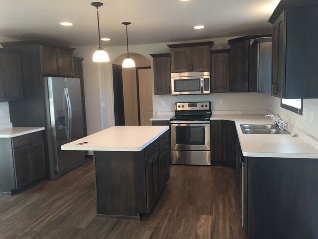 Building Photo - 5 Bedroom Home