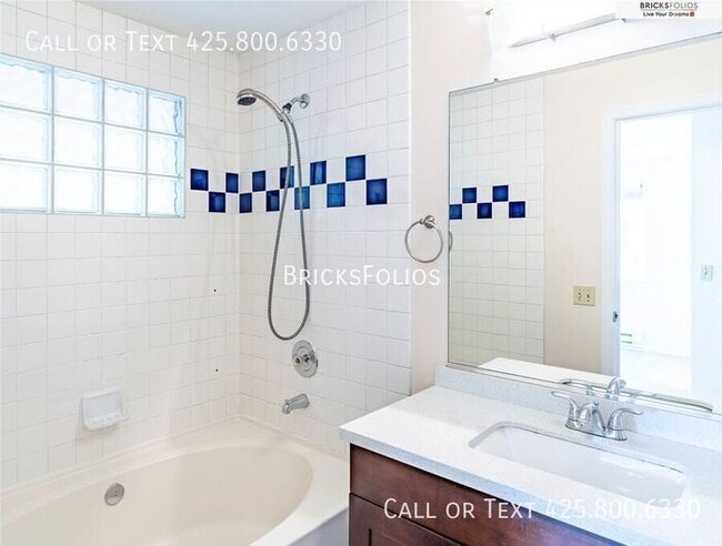 Building Photo - Bright & Modern End-Unit Townhome with Pool and Fitness Center