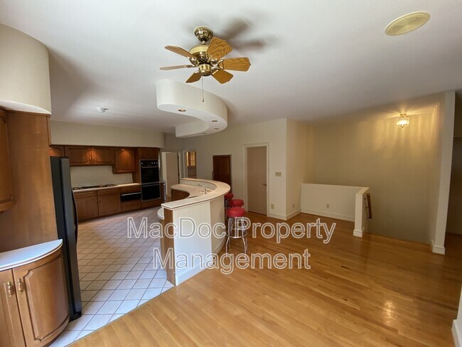 Building Photo - 11225 N Club Dr