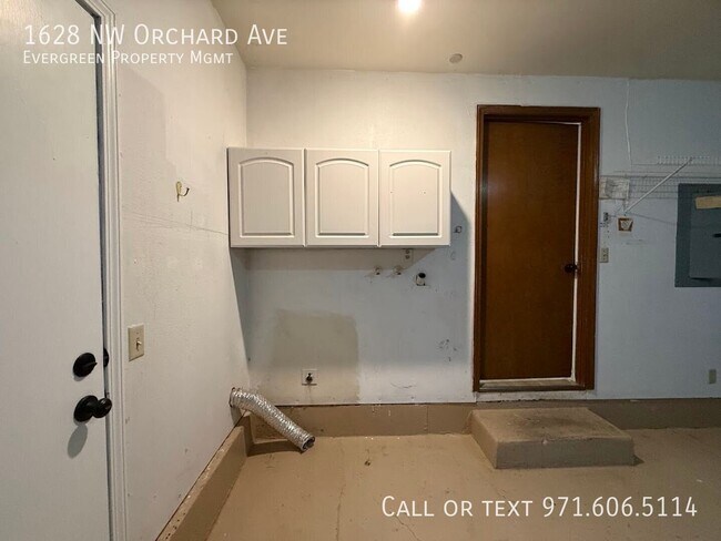 Building Photo - 1628 NW Orchard Ave