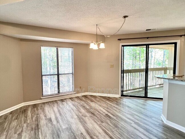 Building Photo - 833 New Kent Pl