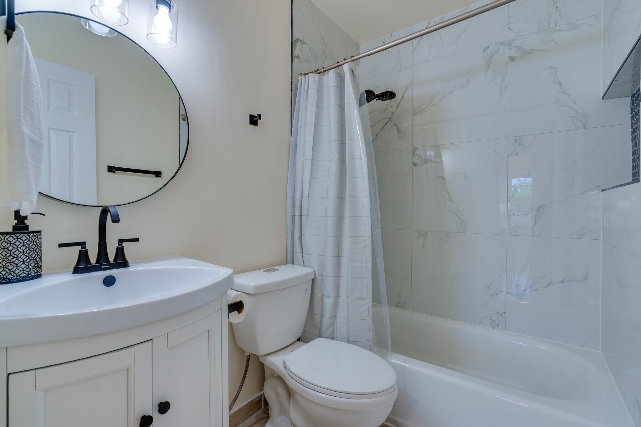 Hall Bathroom - 13809 Newport Ln