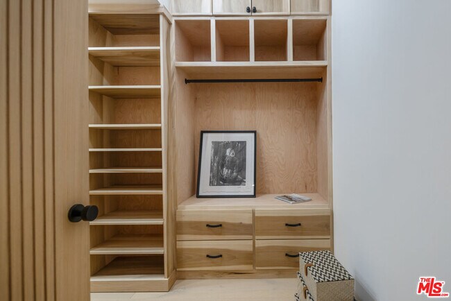 Building Photo - 818 N Doheny Dr