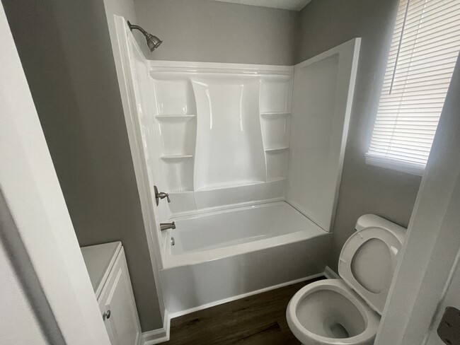 Master Bathroom - 2580 Fairlane Dr