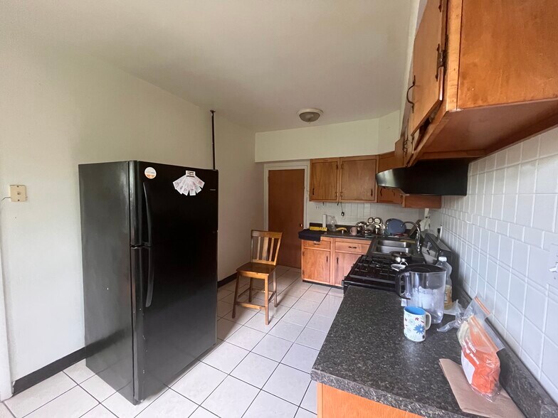 Building Photo - 5604 Pocusset St